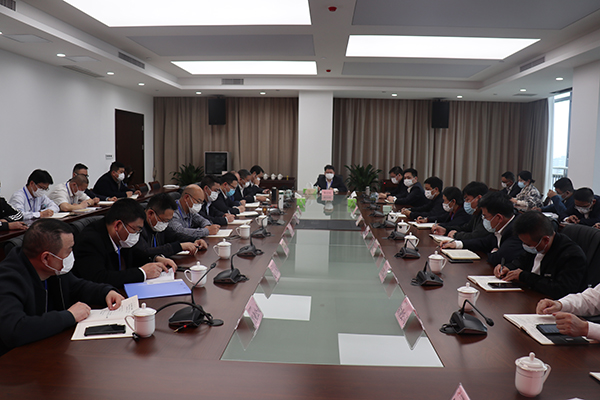 3月18日，市軌道交通集團(tuán)組織召開(kāi)專題會(huì)議，迅速傳達(dá)貫徹交通強(qiáng)市建設(shè)暨綜合交通大會(huì)戰(zhàn)視頻部署會(huì)會(huì)議精神。集團(tuán)公司領(lǐng)導(dǎo)班子成員，各部室（辦）、子公司負(fù)責(zé)人和中層干部參加會(huì)議1.jpg
